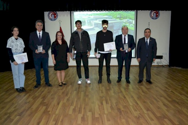 Öğrencilere ödülleri verildi 