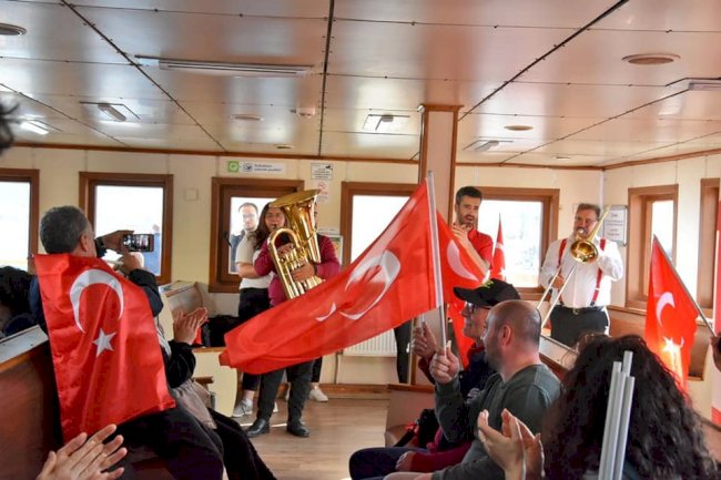 Feribotta Cumhuriyet şarkıları 