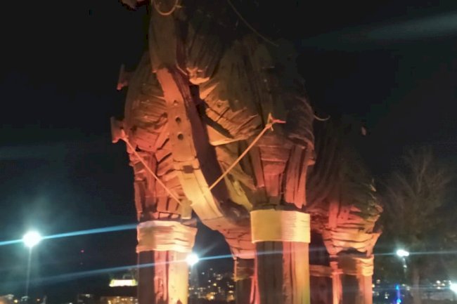 Turuncu ışıkla aydınlatılıyor