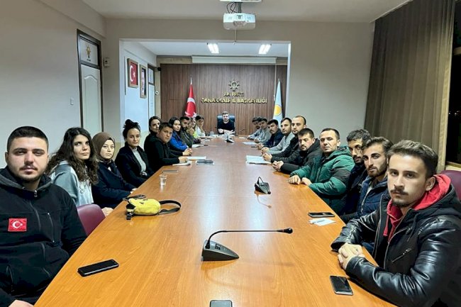 AK Partili gençler toplantıda buluştu 