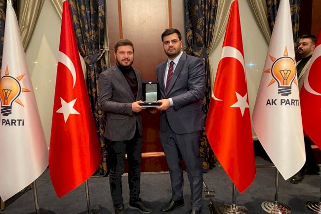 Ödülü teslim aldı 