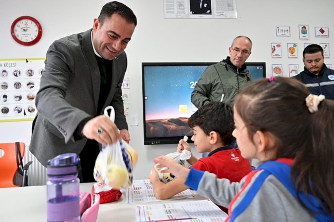 Biga’da 10 ton elma dağıtıldı 