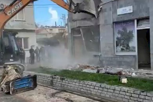 Geyikli’de eski belediye binası yıkılıyor 