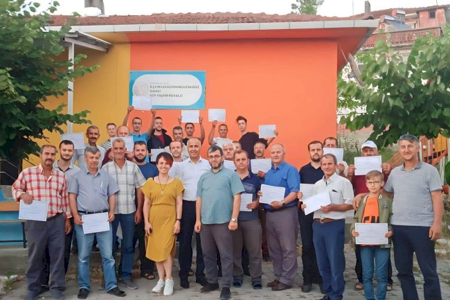 Eğitimlerin sonunda sertifikalarını aldılar