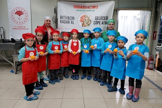 Minikler meyvelerden reçel yaptı