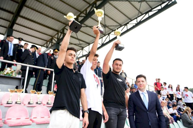 19 MAYIS EZİNE’DE ÇOŞKUYLA KUTLANDI