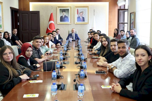 BAKAN YARDIMCISI TURAN, ÇOMÜ’LÜ ÖĞRENCİLERLE BULUŞTU