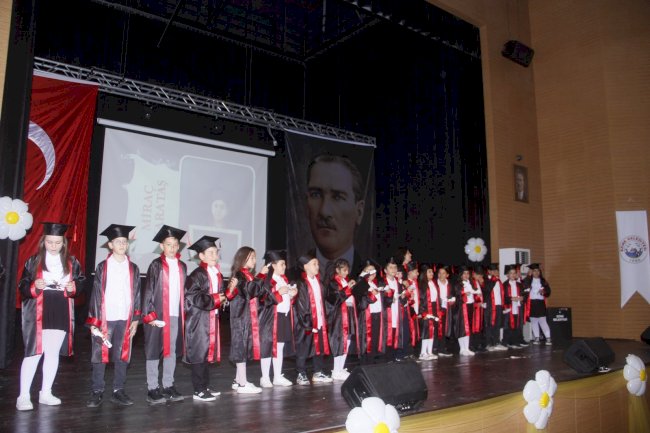 Öğrencilerin mezuniyet coşkusu