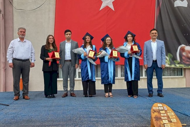 Öğrenciler törende kep fırlattı