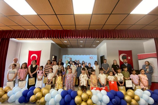 Öğrenciler ödüllerini törenle aldı