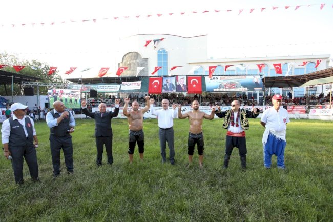 Çardak’ta başpehlivan Feyzullah Aktürk oldu