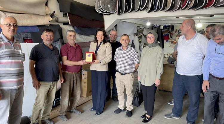 İskenderoğlu’ndan esnafa plaket 