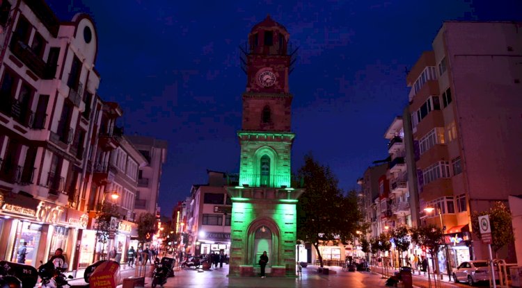 Yeşil ışıkla aydınlatıldı