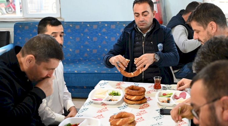 Personel ile birlikte kahvaltı yaptı 