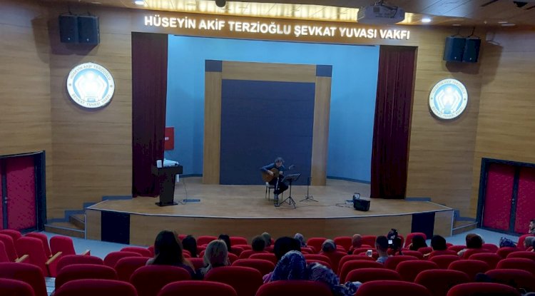 Öğrenci Yurdu'nda gitar resitali