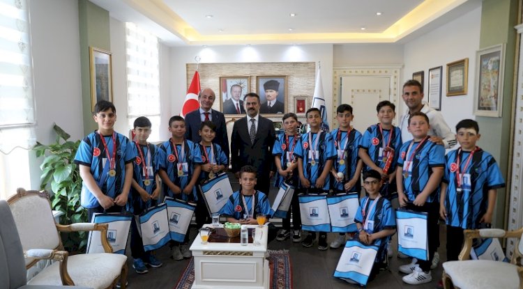 Ezine Gazi Ortaokulu Hokey Takımı Vali Aktaş’ı Ziyaret Etti