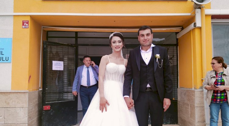Sandığa  Giden Gelin ve Damat Alkışları Topladı