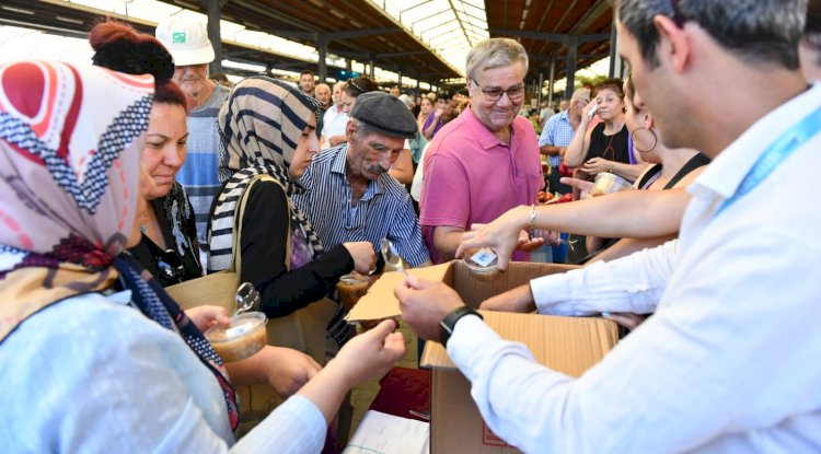 Çanakkale’de vatandaşlara aşure dağıtıldı