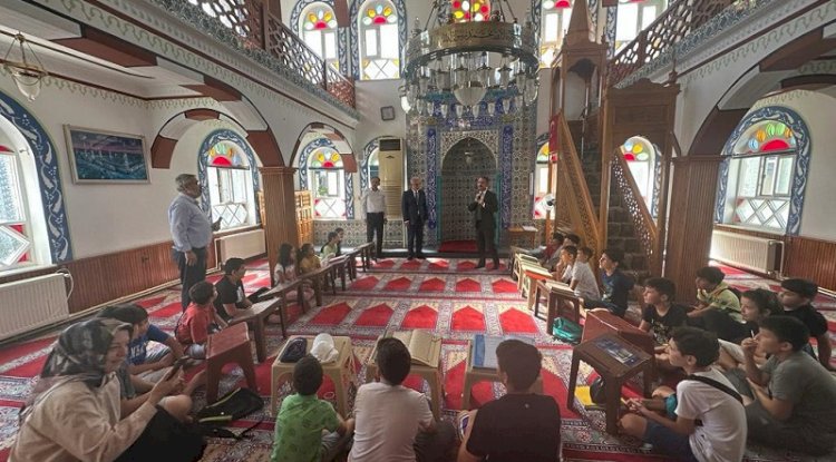 Vali Aktaş, 18 Mart Camiinde öğrencilerle buluştu