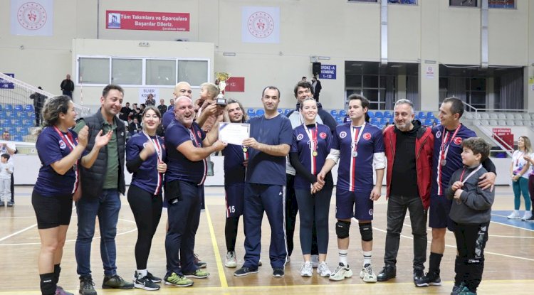 Voleybol Turnuvasında kupa coşkusu