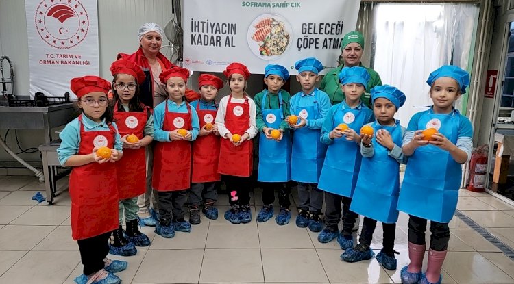 Minikler meyvelerden reçel yaptı