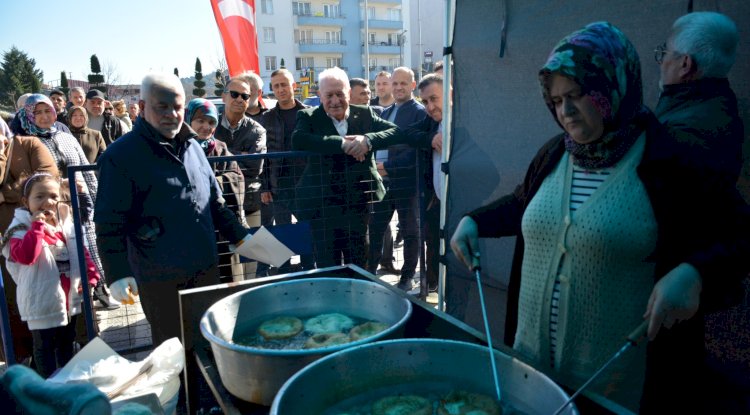 Lapseki’de kandil lokması dağıtıldı