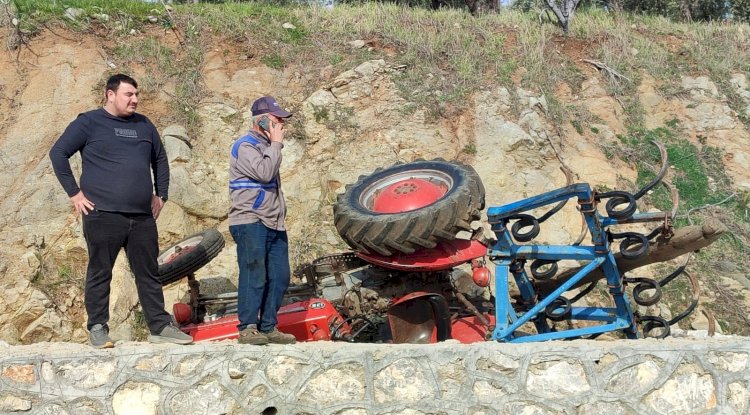 Tarlasını sürerken traktör devrildi