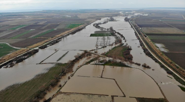 Karamenderes Çayı taştı! Tarlalar sular altında kaldı!