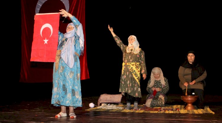 Kadınlardan muhteşem tiyatro gösterisi