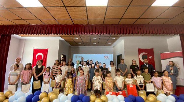 Öğrenciler ödüllerini törenle aldı