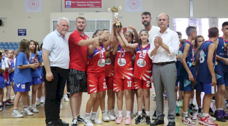 Basketbolcular madalyalarını aldı