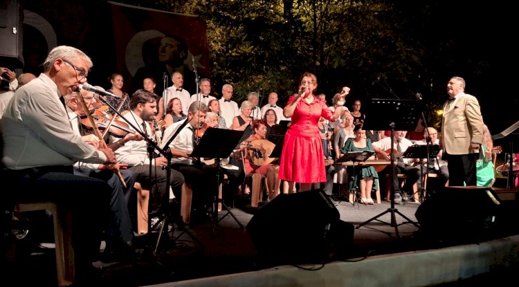 Ada halkını konserde doyasıya eğlendi