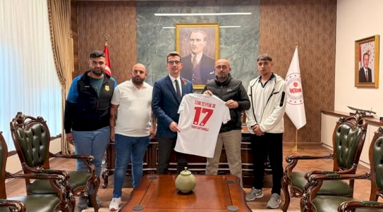 Ezine 22 Eylülspor’dan Kaymakam Yusuf Kaptanoğlu’na Ziyaret