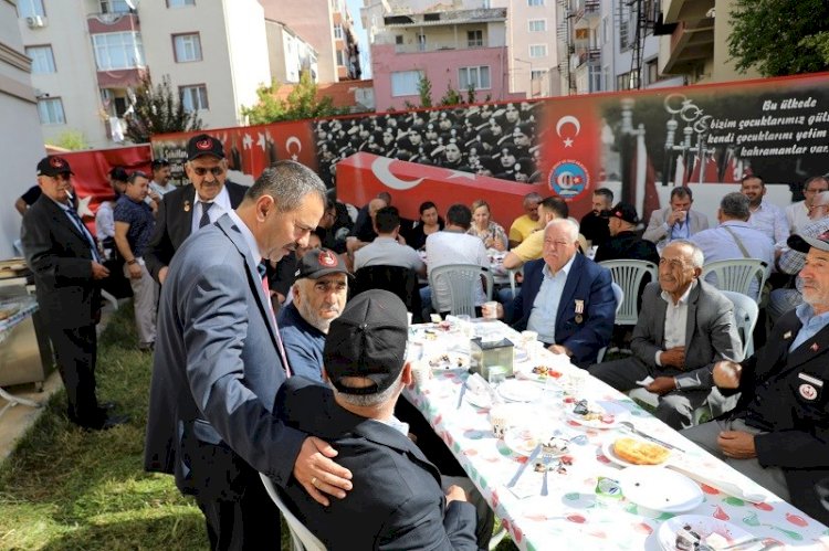 Şehit aileleri ve Gazilerle buluştu 