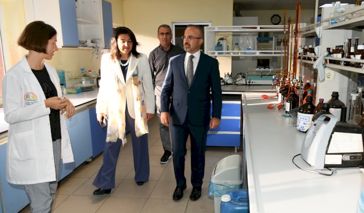 Laboratuvarları gezdi, çalışmaları inceled