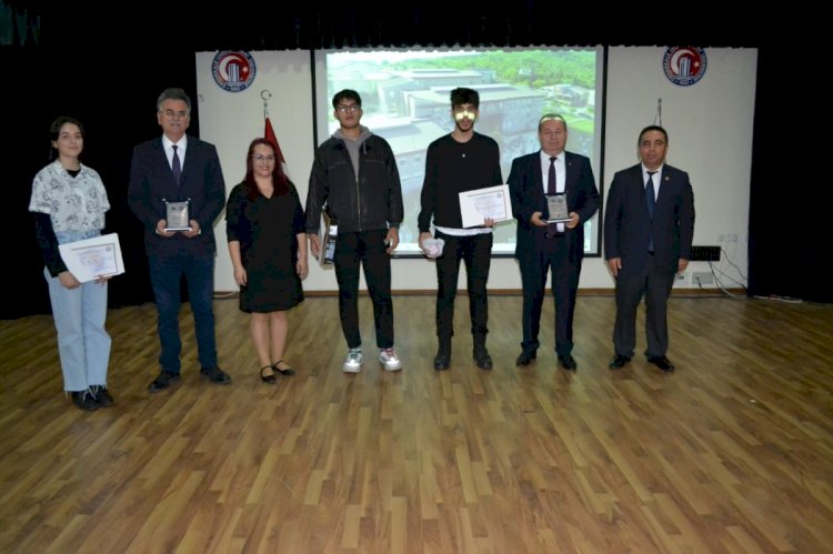 Öğrencilere ödülleri verildi 