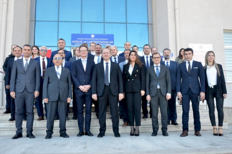 Laboratuvarları inceledi 