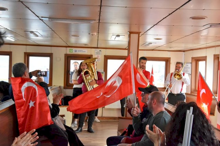 Feribotta Cumhuriyet şarkıları 