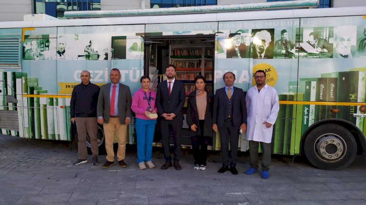 Gezici kütüphaneyi inceledi 