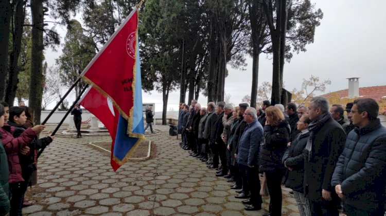 Kabri başında anıldı