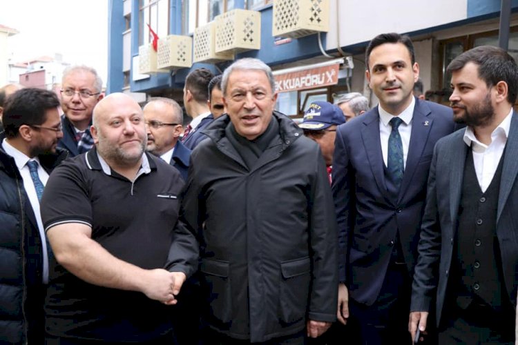 Bakan Akar’a yoğun ilgi