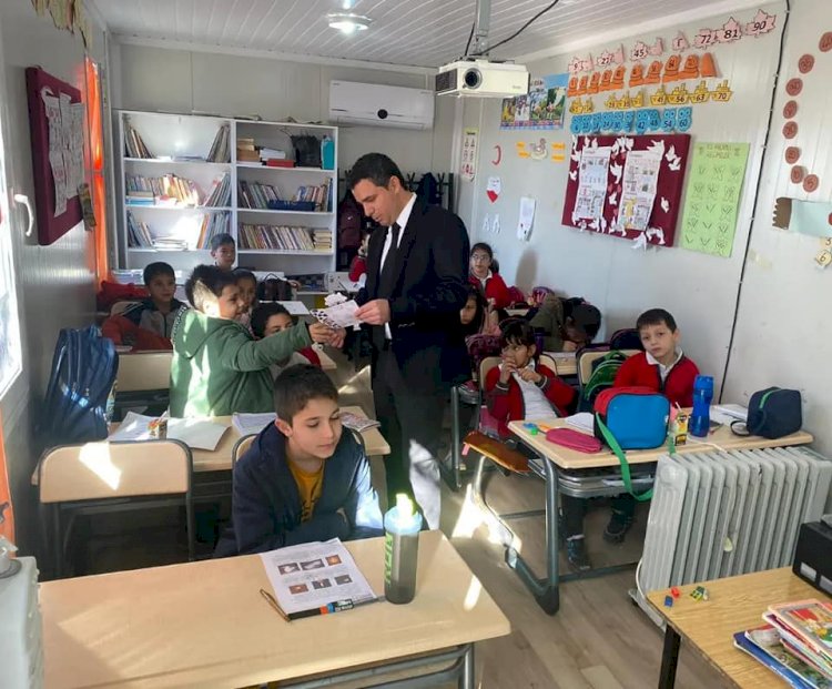 Paşaköy İlkokulu’nda derslere katıldı