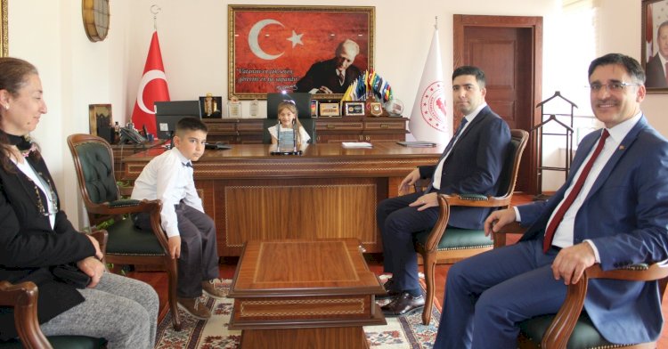 Kaymakam Taş, Koltuğunu Öğrencilere Devretti