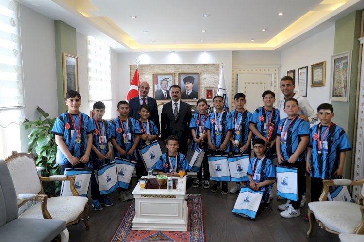 Ezine Gazi Ortaokulu Hokey Takımı Vali Aktaş’ı Ziyaret Etti