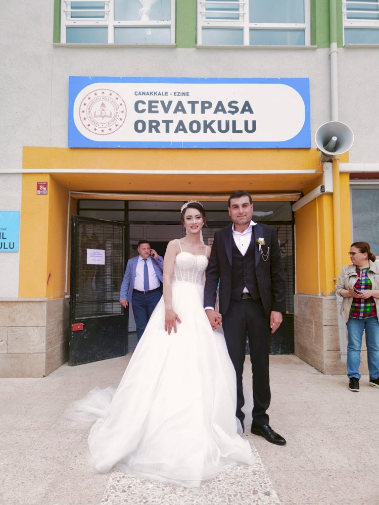 Sandığa  Giden Gelin ve Damat Alkışları Topladı