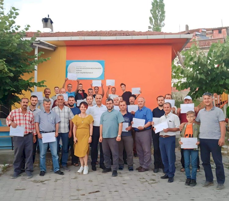 Eğitimlerin sonunda sertifikalarını aldılar