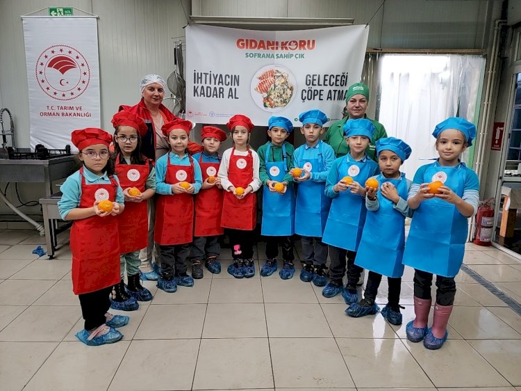 Minikler meyvelerden reçel yaptı