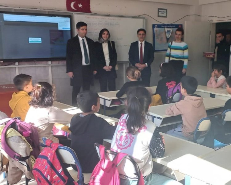 Okulları ziyaret ederek öğrencilerle buluşuyor