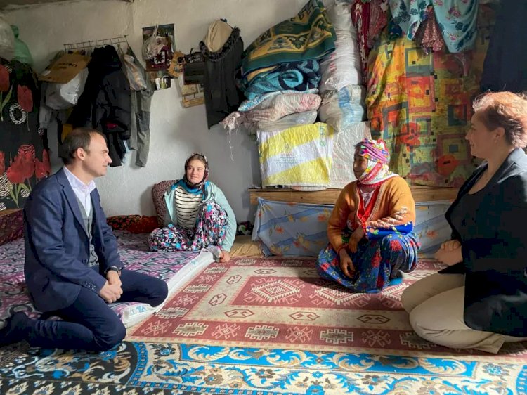Köylerde vatandaşın taleplerini dinliyor