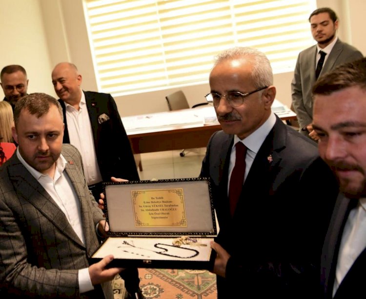 Bakan Uraloğlu Ezine’ye selam gönderdi